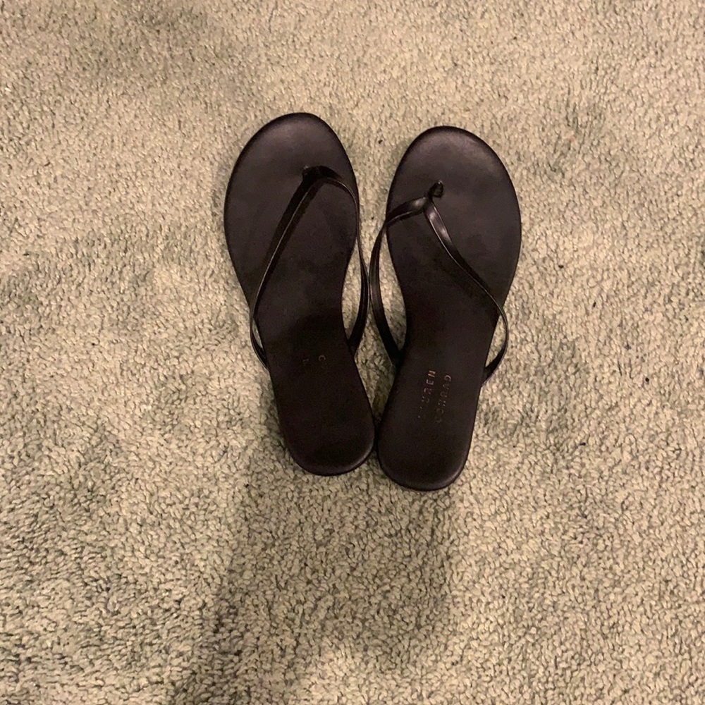 black lauren conrad flip flops